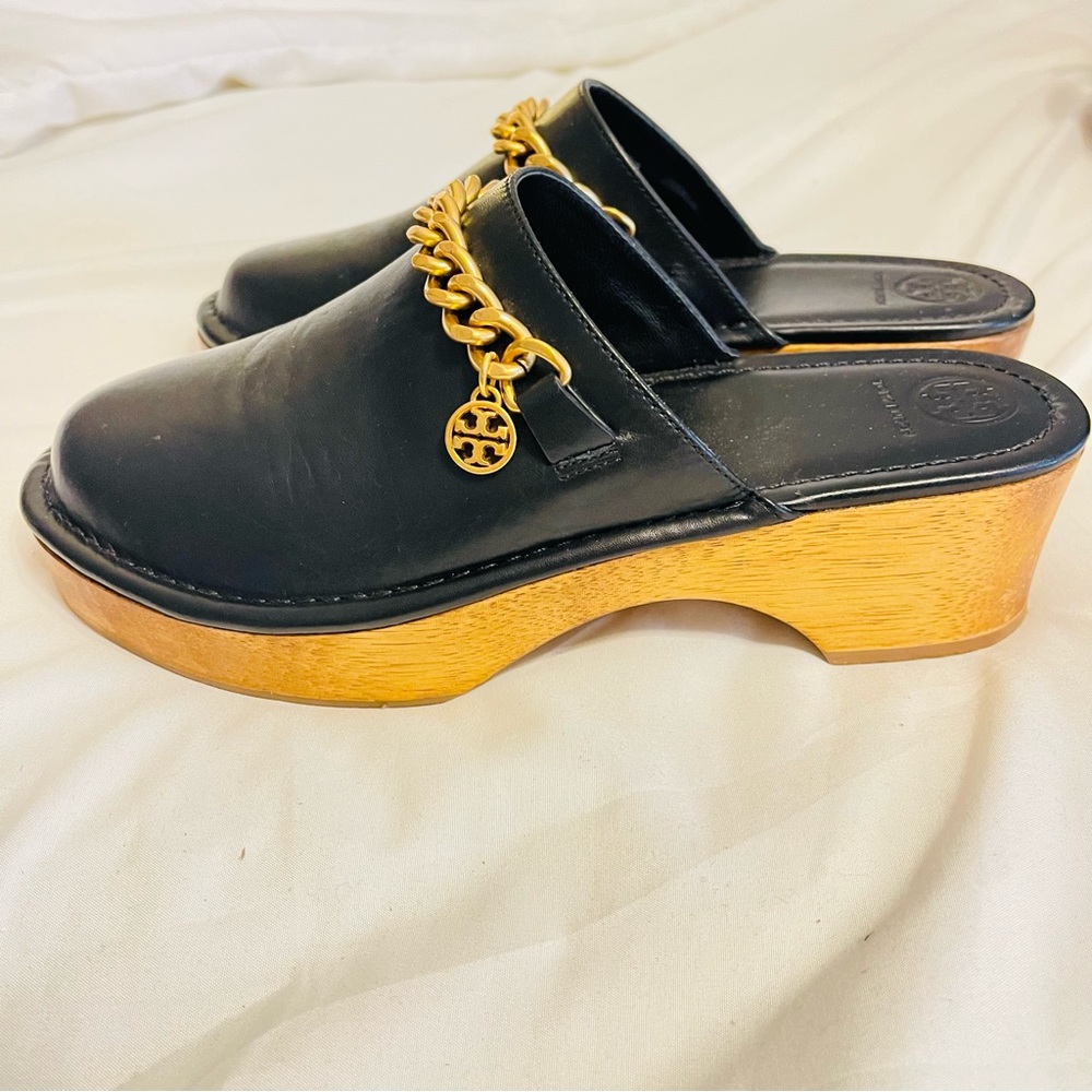 Tory Burch- Mini Benton Clog With Charm, Nappa Calfskin, in Perfect Black. 7.5
